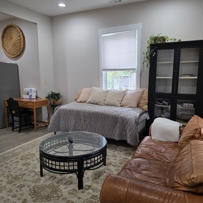 Building Photo - Remodeled 2 Bedroom, 1 Bath Home