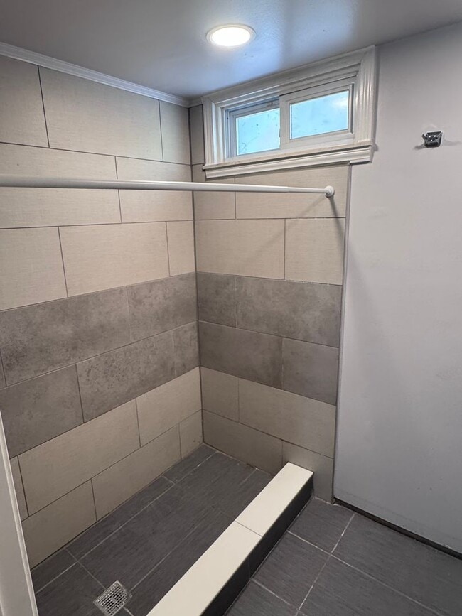 Building Photo - Spacious 3BD/2BA Home, Move-In Ready with Finished Basement