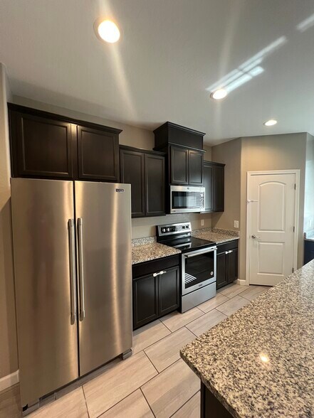 Building Photo - 1255 N Arizona Ave