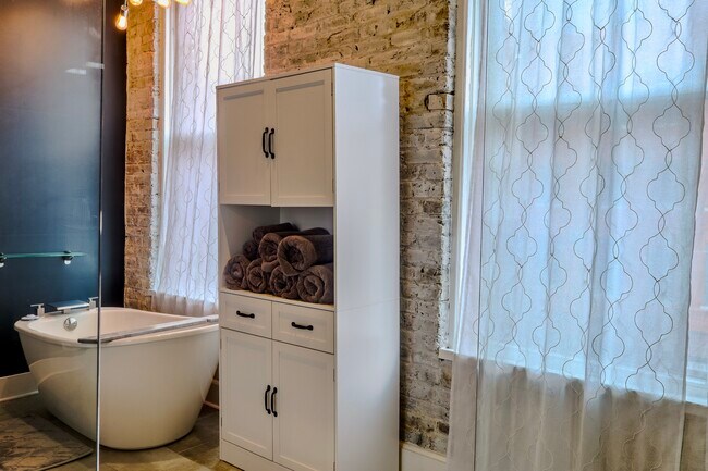 Building Photo - FURNISHED LUXURY LOFT (SHORT TERM / INSURANCE)