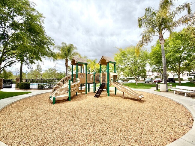 Building Photo - Charming 3 Bedroom Bel Flora Home with Private Patio & Amenities