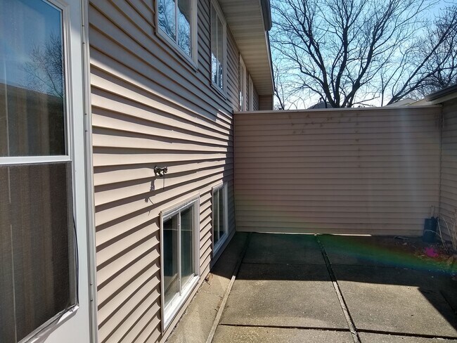 Outdoor front patio - 7521 Whitney Dr