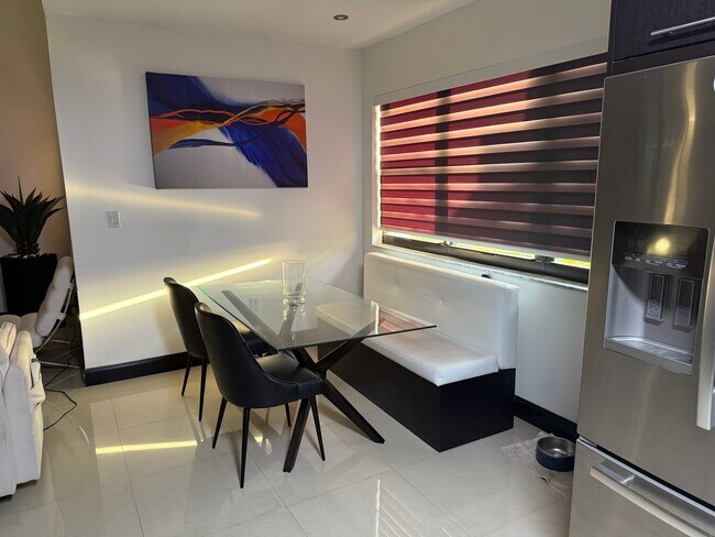 Building Photo - 10201 Fontainebleau Blvd