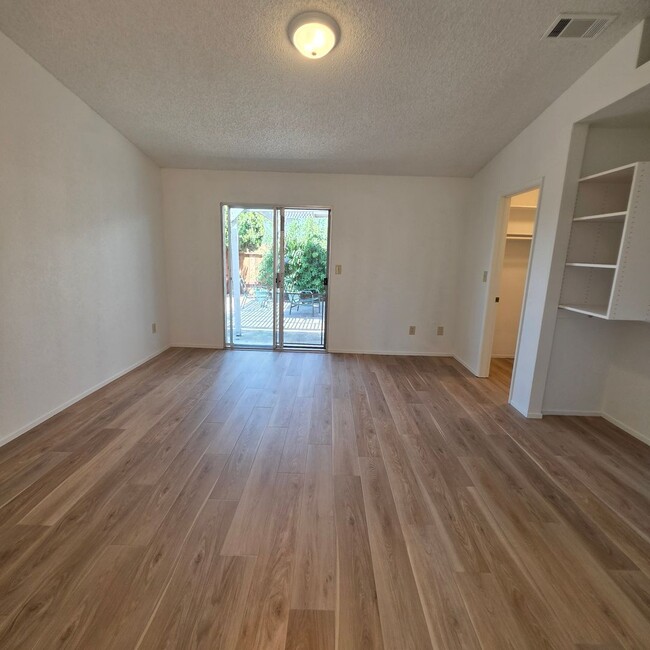 Building Photo - 3bd/2ba Single Story, Fresh Updates, Huge Backyard