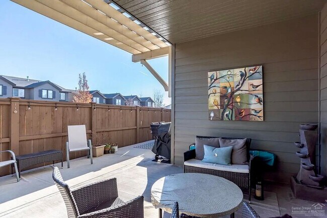 Building Photo - **Coming Soon - Unfurnished** Modern Livin...