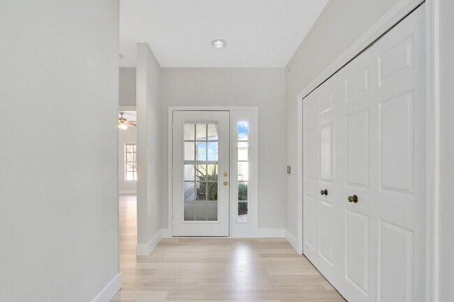 Building Photo - 7340 Pine Creek Way