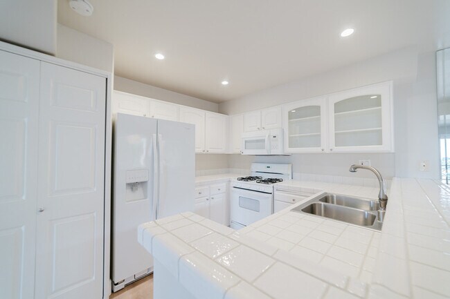 Building Photo - 7001 Ballena Way