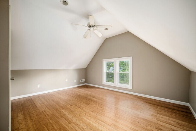 Br 5 - 144 E Tompkins St