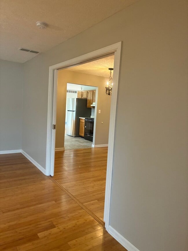 Building Photo - **NEW PRICE**   **New Paint**   **New Carpet**  Ready for YOU!!