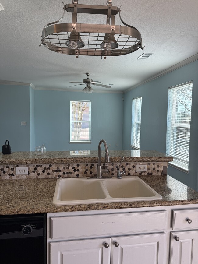 Building Photo - 1425 W Villa Maria Rd