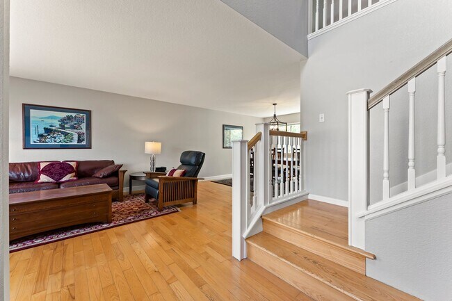 Building Photo - Fully Furnished Modern Home With Great Location