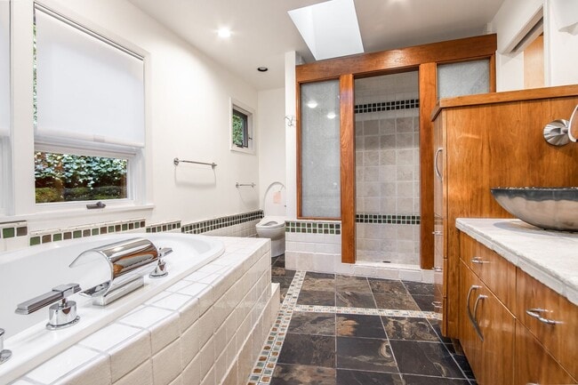 Building Photo - Portland Heights Home w/High-End Finishes! Double Range Viking Stove, Granite, Wood Floors, Sun R...