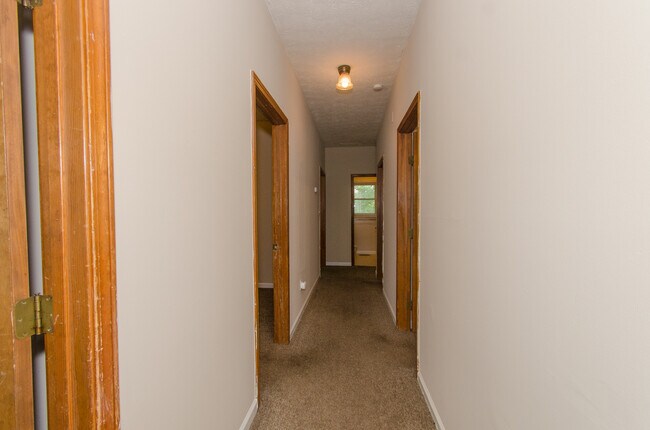 Building Photo - 4 bedroom, 1 bath home: Available July 2026!
