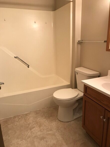 Building Photo - 810 Benton Dr