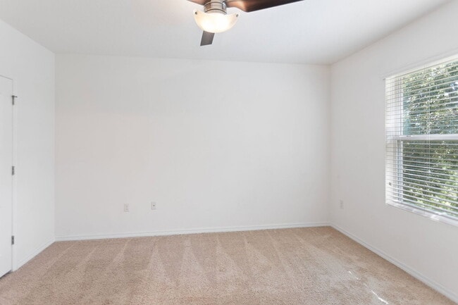 Building Photo - 3840 Silverlake Way