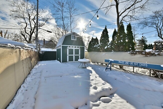 Building Photo - 7103 W Devon Ave