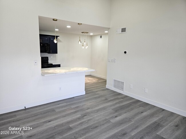 Building Photo - 623 W Guadalupe Rd