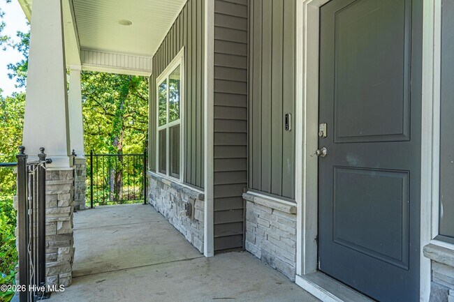 Building Photo - 170 Lakeview Dr