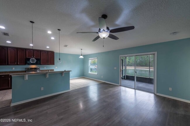 Building Photo - 4667 Pine Lake Dr