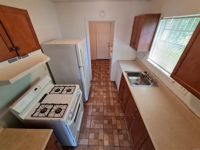 Building Photo - Washer/Dryer Included! No Carpet to worry ...