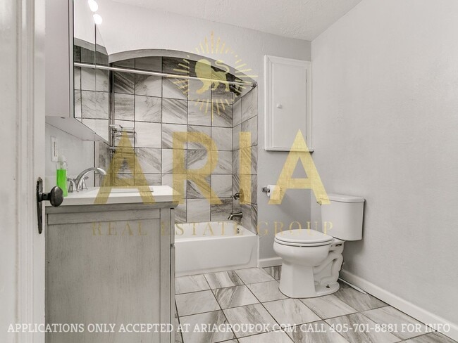 Building Photo - COMING SOON! 2 Bed/2 Bath Duplex Super Clo...