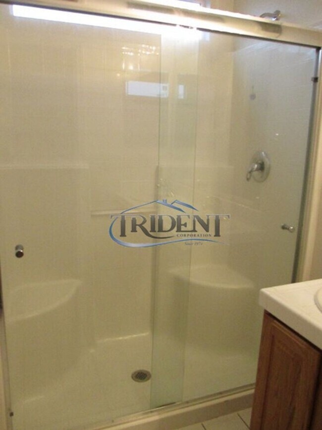 Building Photo - 4 bedroom, 3 bath house with approx. 2,183 sq. ft.