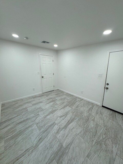 Building Photo - 1017 E West Cir Dr