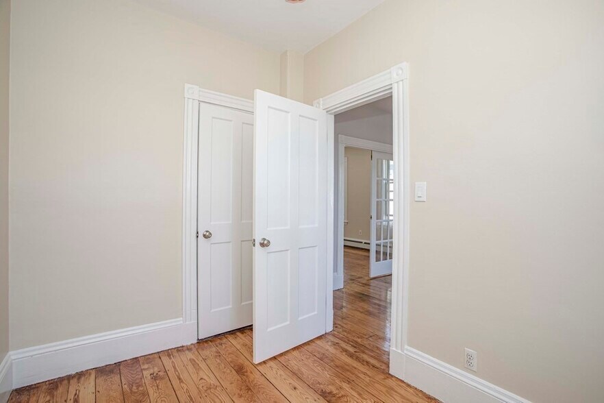 Building Photo - 885 E 4th St