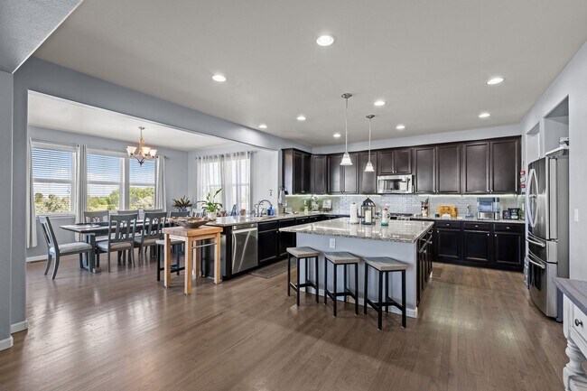 Building Photo - 15411 Village Cir E
