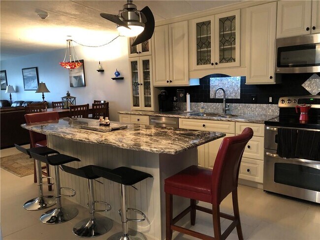 Building Photo - 1316 Capella S