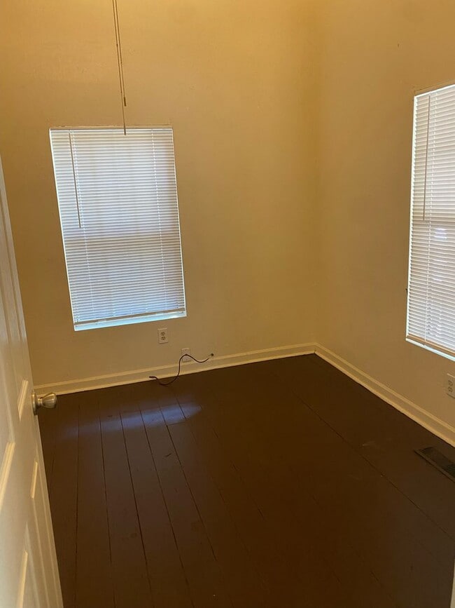 Building Photo - Newly remodeled