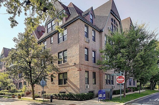 Building Photo - 6 Burns St