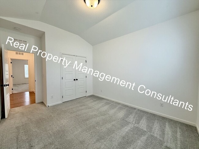 Building Photo - Extraordinary 4 bedroom home in Lee's Summit