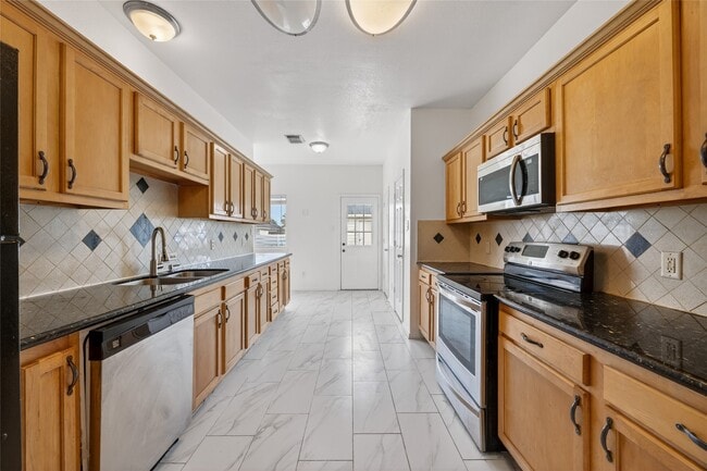 Building Photo - 20747 Settlers Lake Cir N