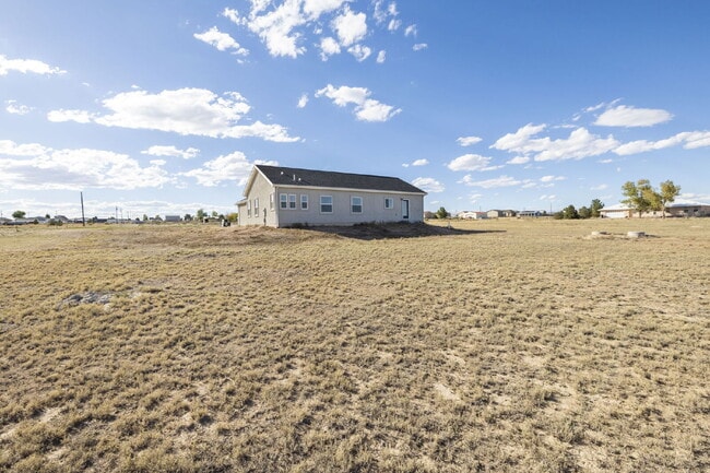Building Photo - Spacious 3-Bed, 2-Bath Modern Home on 1.16...