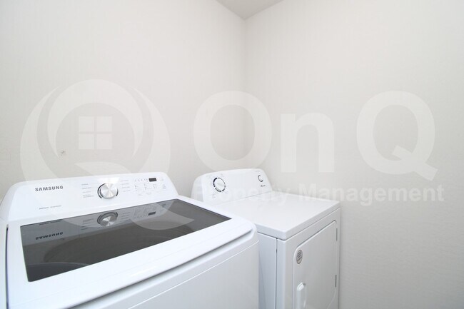 Building Photo - 822 N Navajo Ln