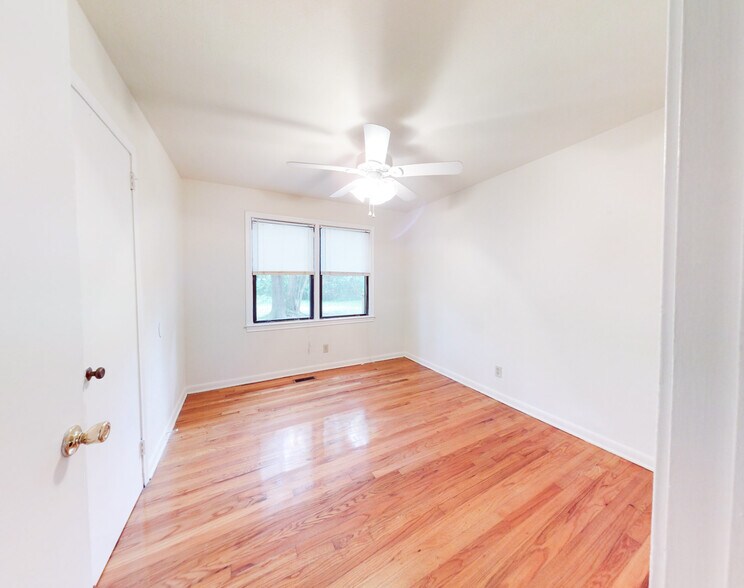 Building Photo - 1653 Mayhew St