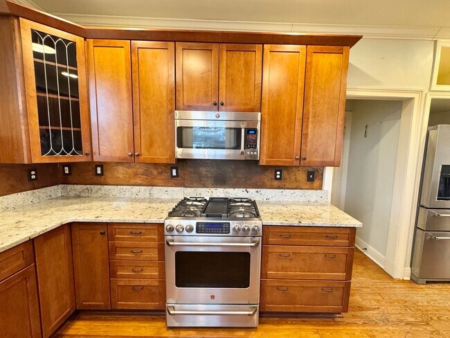 Building Photo - 5 Bedroom Home Between 12 South and Oak Hill