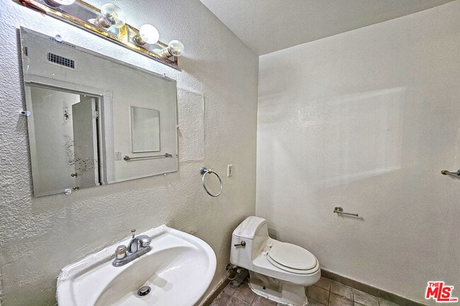 Building Photo - 9321 Donna Ave