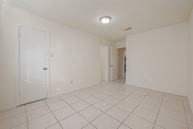 Building Photo - 3806 Embarcadero Dr