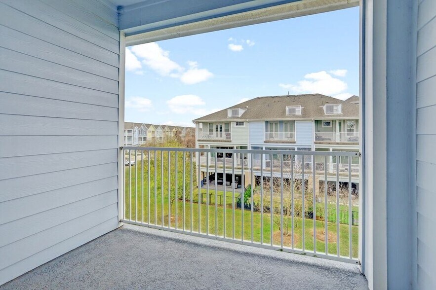 Building Photo - 2714 Veranda Fls