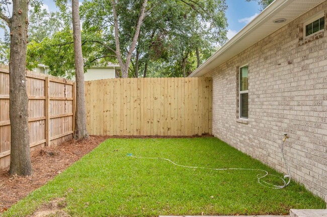 Building Photo - Brand New Modern Townhome