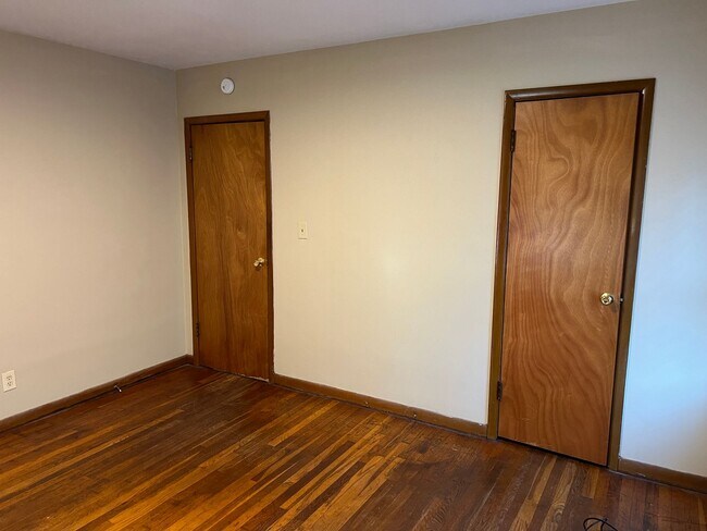 Building Photo - 4 Bedrooms! 2 Baths! $1350!