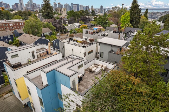 Building Photo - 913 10th Ave E