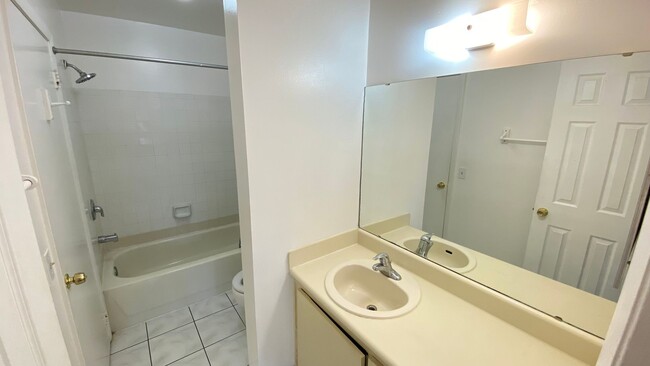 Building Photo - Move In Special! 1 Bed 1 Bath Condo - Pric...