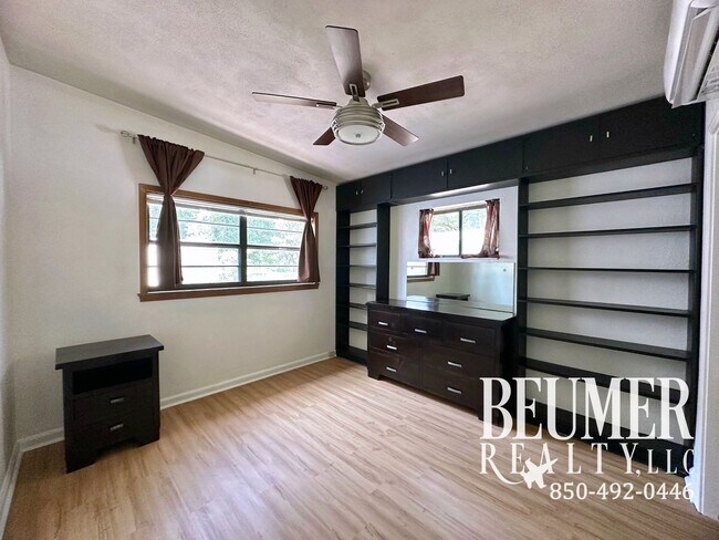 Building Photo - Charming Updated 2br/1ba Mid-Century Cottage