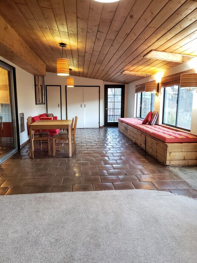 Building Photo - Mostly Furnished Bishop home with large living, dining space and a sun room.