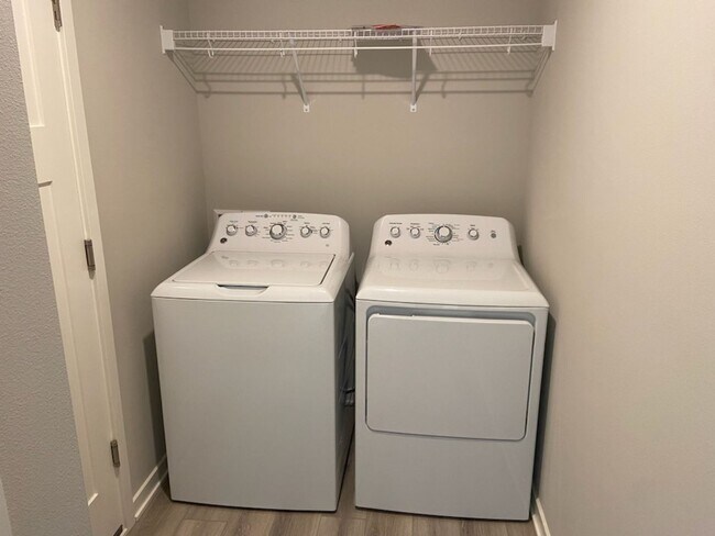 Building Photo - *One-month free w/ 15-month Lease* Luxury ...