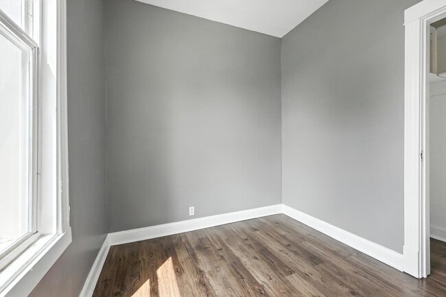 Building Photo - 1227 Clarence Ave