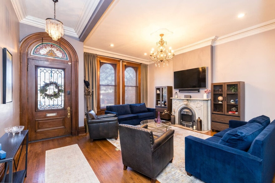 Building Photo - 215 W 9th St